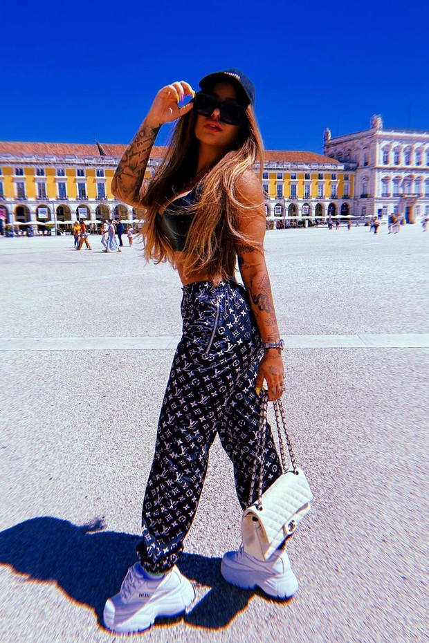 Rafaella Santos faz pose em ponto turistico (Foto: Reprodução/Instagram )