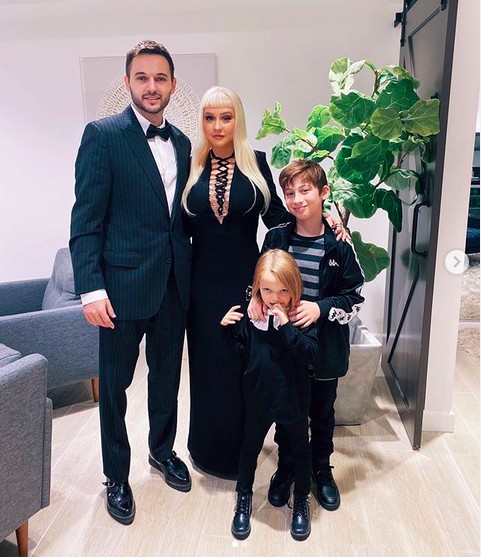 A cantora Christina Aguilera com o noivo, com a filha do atual relacionamento e com o filho do primeiro casamento (Foto: Instagram)