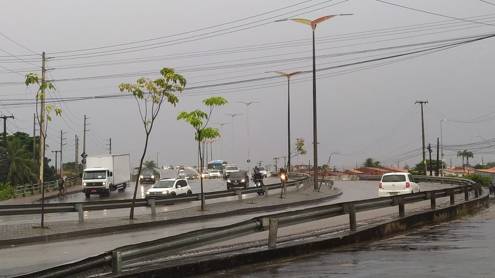 Capital cearense amanheceu debaixo de fortes chuvas na manhã desta quarta. — Foto: Halisson Ferreira/TV Verdes Mares