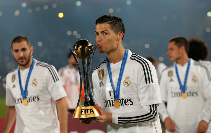 Cristiano Ronaldo, taça Real Madrid mundial de clubes (Foto: AP)