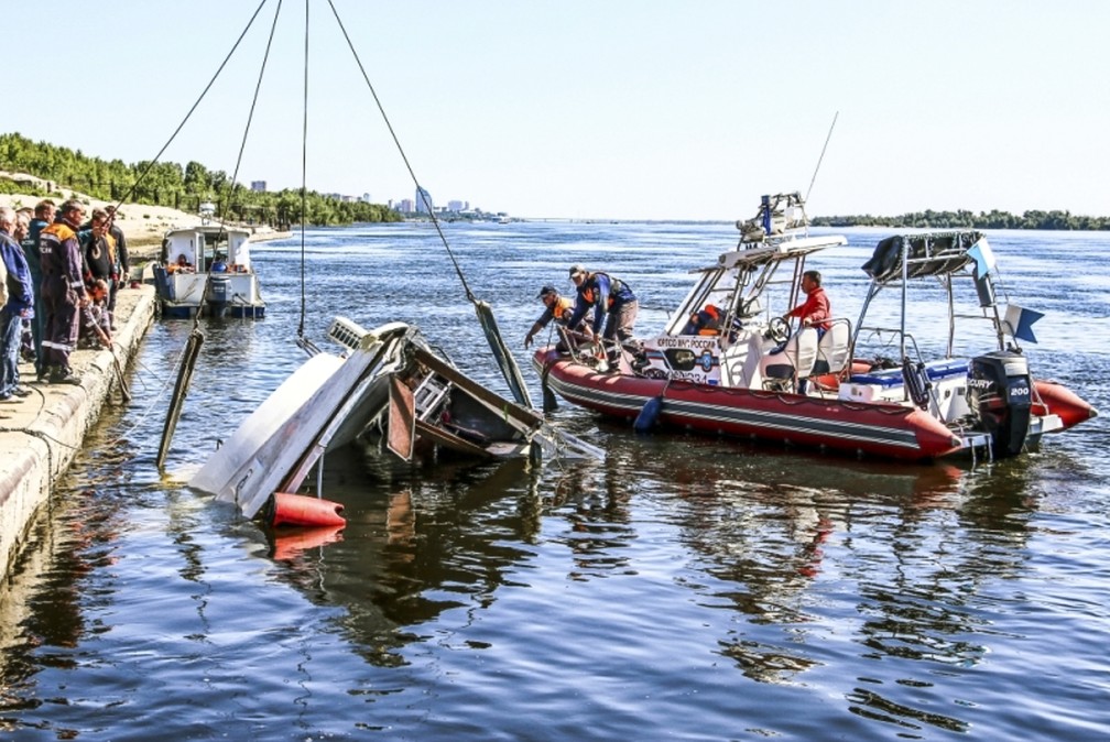 FuncionÃ¡rios dos serviÃ§os de emergÃªncia vÃ£o ao local de acidente entre dois barcos no rio Volga, na RÃºssia (Foto: Russian Ministry for Emergency Situations via AP)