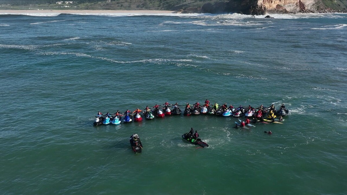 Des surfeurs défient des vagues dangereuses dans la 5ème édition de Gigantes de Nazaré |  été spectaculaire
