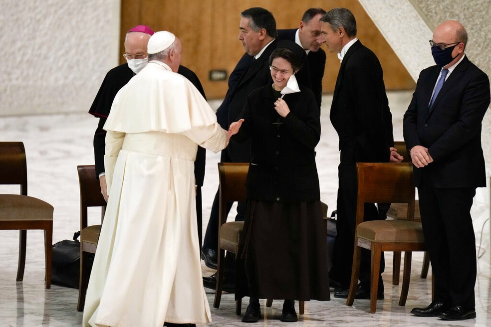 Em audiência em dezembro de 2021, Papa cumprimenta a governadora da Cidade do Vaticano, Rafaella Petrini, uma das três mulheres nomeadas pela primeira vez para o alto escalão do Vaticano. — Foto: AP 