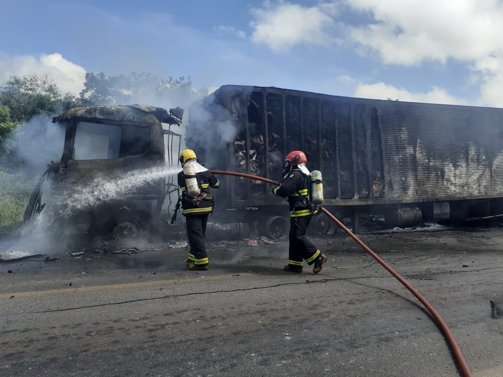 Veículo ficou destruído após incêndio — Foto: Bombeiros/Divulgação