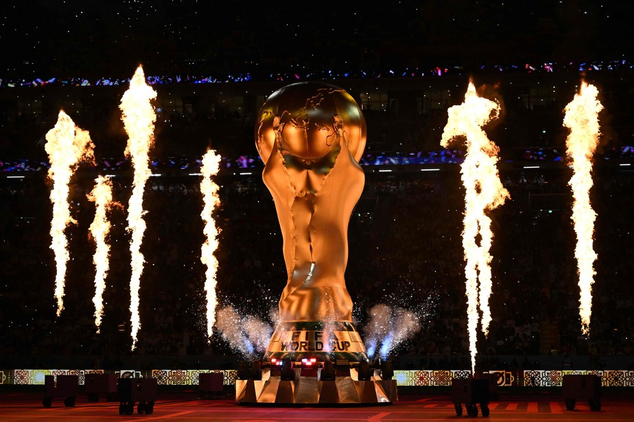 Réplica gigante da taça da Copa do Mundo foi exibida na cerimônia de abertura do Mundial do Catar