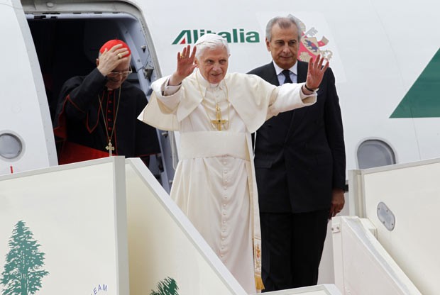 O papa Bento XVI desembarca nesta sexta-feira (14) em Beirute, no Líbano (Foto: AFP)