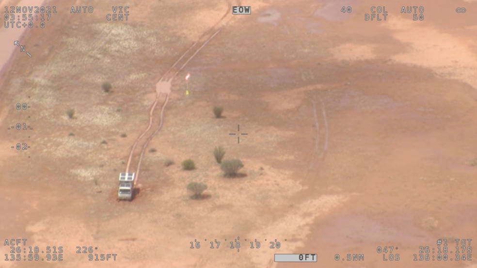Motorhome atolado no deserto de Simpson, região central da Austrália, em 12 de novembro de 2021 — Foto: Australian Maritime Safety Authority (AMSA) via Reuters