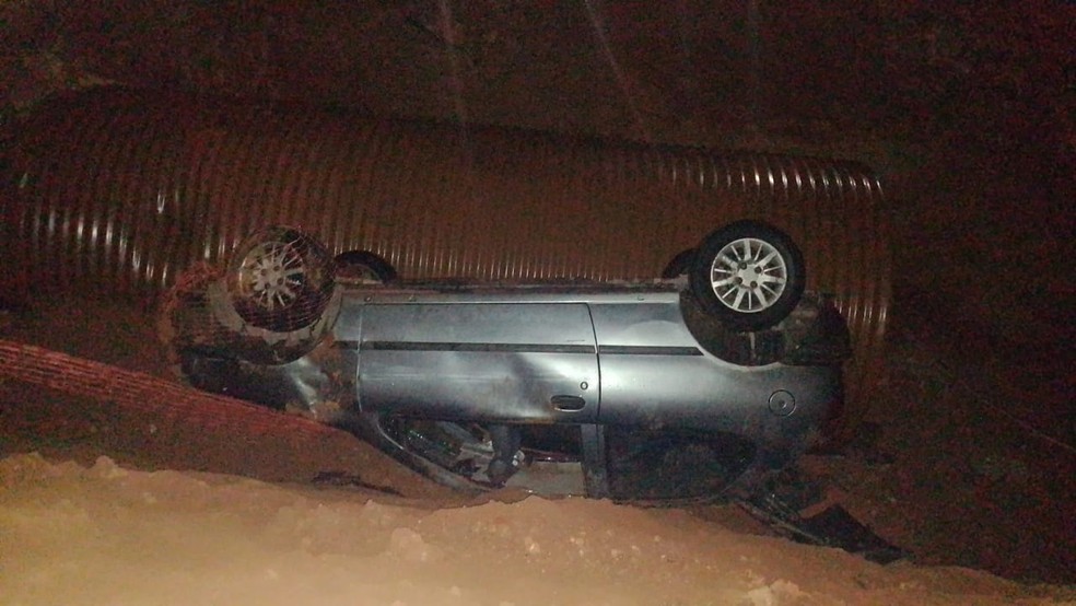 Carro cai dentro de vala em canteiro de obras na Raposo Tavares — Foto: TV Mairinque/Divulgação