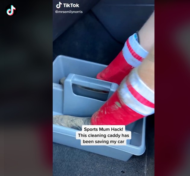 Mãe compartilha técnica para evitar que tênis dos filhos sujem o carro (Foto: Reprodução/TikTok/Emily Norris)