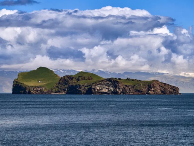 Ilha de Elliðaey no sul da Islândia tem apenas uma única casa  (Foto: reprodução/Alamy)