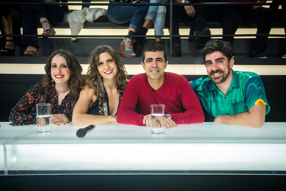 Luana Martau, Georgiana Góes, Marcelo Adnet e Marcius Melhem posam na bancada do 'Amor & Sexo' — Foto: Raquel Cunha/TV Globo