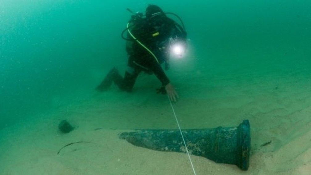 Restos da embarcação e objetos localizados nas proximidades, segundo especialistas, estavam muito bem preservados — Foto: Reuters/Prefeitura de Cascais 
