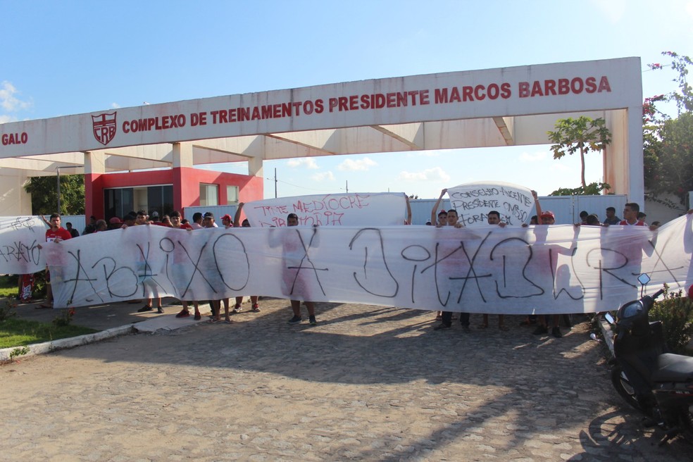 Protesto da torcida do CRB (Foto: Denison Roma/GloboEsporte.com)