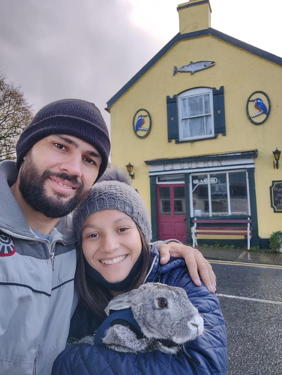 Alfredo passeando com os 'pais' em Dublin, na Irlanda — Foto: Arquivo pessoal