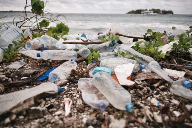 plastic bottles and rubbish on the beach (Foto: Getty Images)