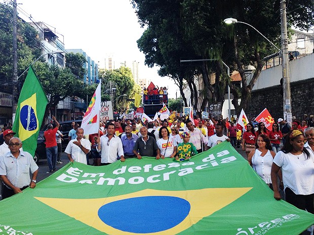 Público em caminhada a favor da democracia em Salvador (Foto: Henrique Mendes/ G1 Bahia)