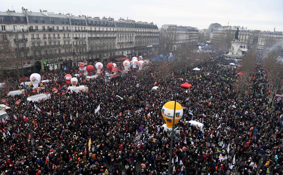 Multidão de manifestantes se reúne em protesto contra mudanças na Previdência na Place de la République em Paris