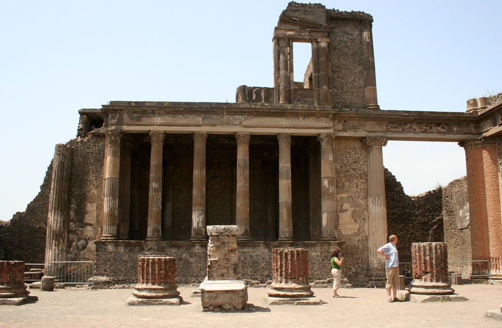 Basílica em Pompéia. Destroços da cidade foram analisados por pesquisadores da Universidade de Tulane, dos EUA (Foto: Wikimedia Commons)