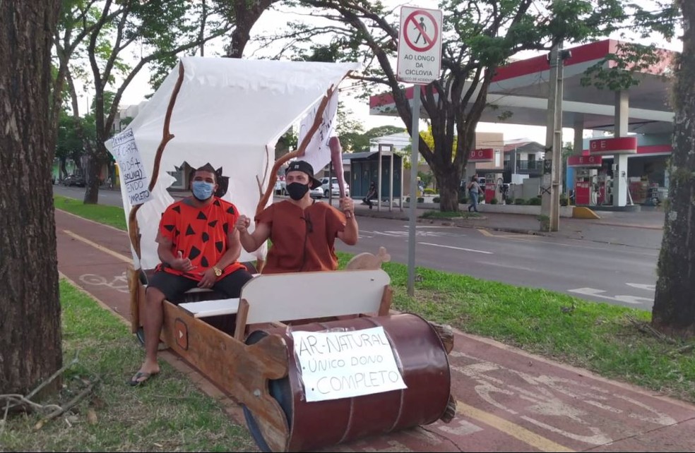 Família fez protesto contra alta dos combustíveis circulando em carro improvisado dos Flintstones, em Maringá — Foto: Reprodução