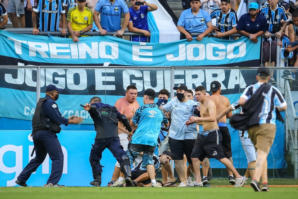 Torcedores do Grêmio invadem o gramado da Arena — Foto: Pedro H. Tesch/AGIF