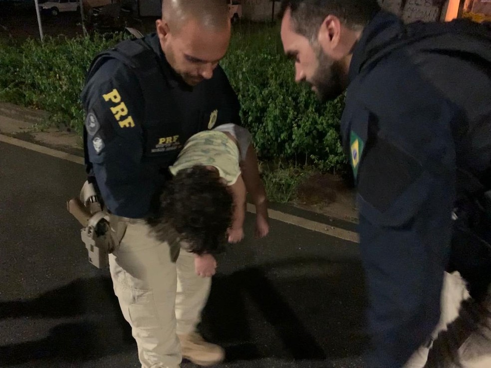 Agentes da PRF socorrem criança que estava desacordada e engasgada em Maceió — Foto: Ascom PRF