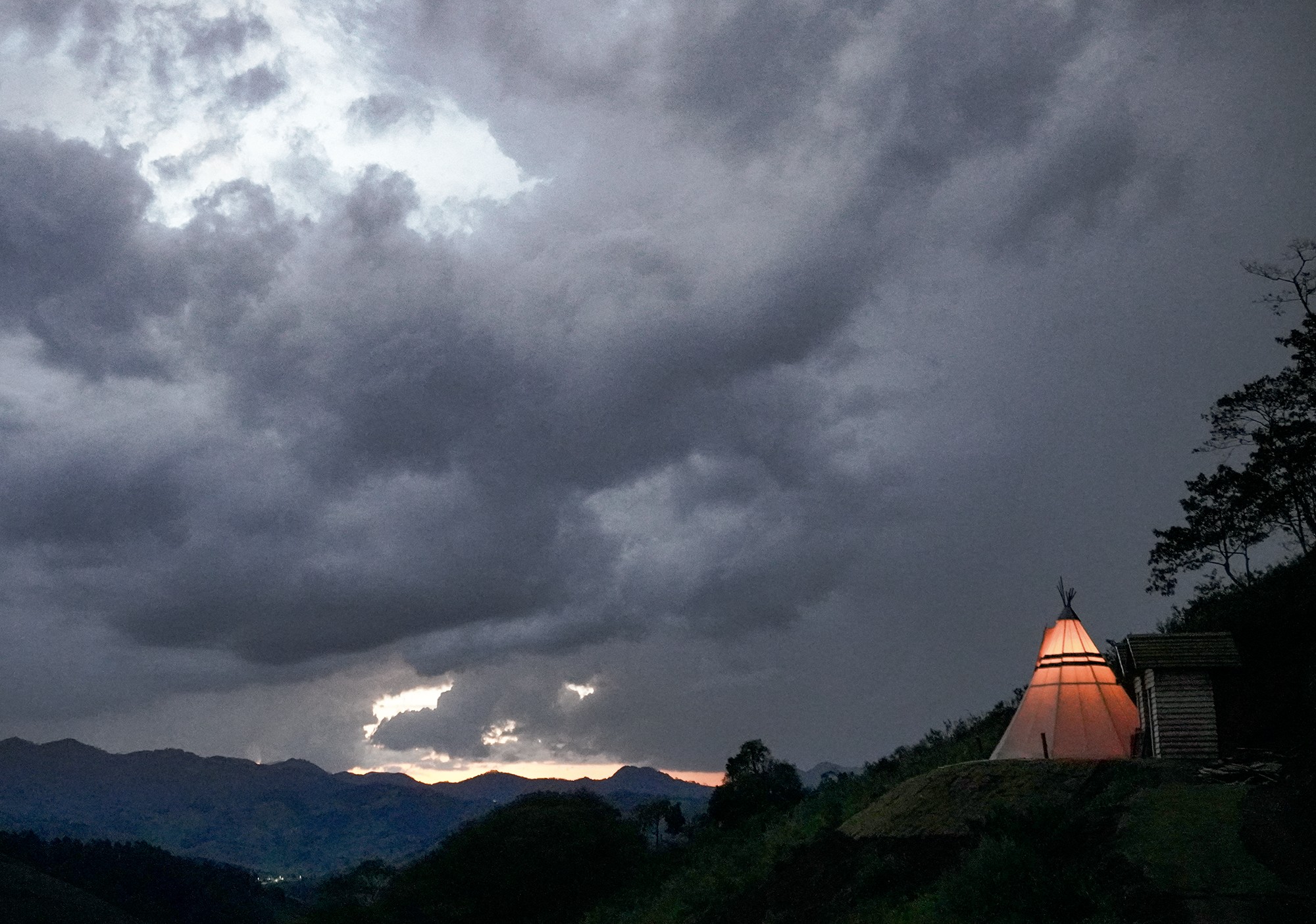 Ponto de fuga: No Punta Blanca Valley, na Serra da Mantiqueira, é possível ficar em uma das três tendas indígenas, mas sem glamour. Curtir a vida no campo é o objetivo. (Foto: Facundo Guerra)