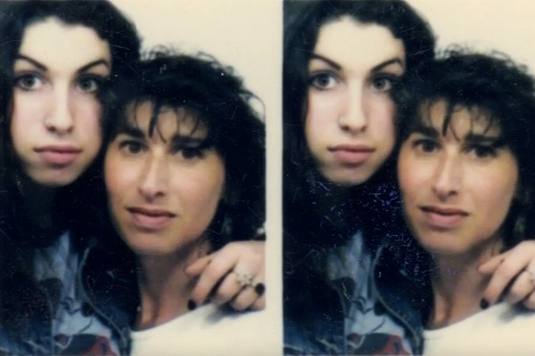 A cantora Amy Winehouse (1983-2011) em foto antiga na companhia da mãe, Janis Winehouse (Foto: Reprodução)