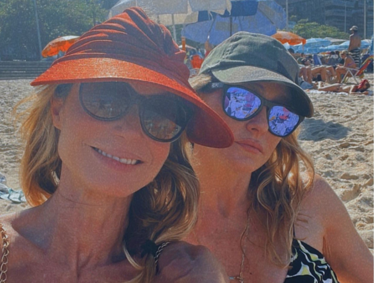 Paula Burlamaqui e Amora Mautner em praia carioca (Foto: Reprodução/Instagram)