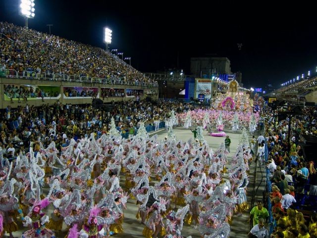 Desfile da Escola de Samba Imperatriz Leopoldina em 2008 (Foto: Getty Images)