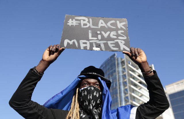 SAO PAULO, BRAZIL - JUNE 07: A protester wearing a mask holds a sign that reads "Black Lives Matter" in Largo da Batata during a protest amidst the coronavirus (COVID-19) pandemic on June 7, 2020 in Sao Paulo, Brazil. The group of people gathered to prote (Foto: Getty Images)