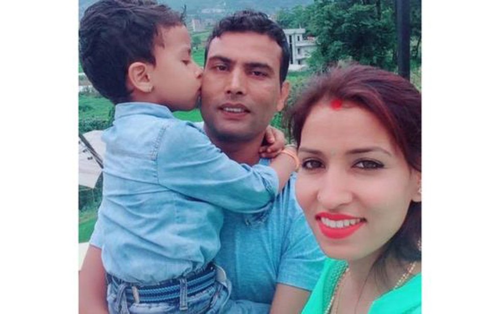 Balaram com a mulher e o filho Image caption Nitu e Balaram se conheceram em um evento de gestão hoteleira e se apaixonaram  (Foto: Arquivo pessoal)
