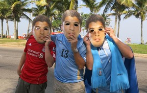 Uruguaios levarão máscaras de Suárez para o Maracanã em forma de protesto (Foto:  Cíntia Barlem)