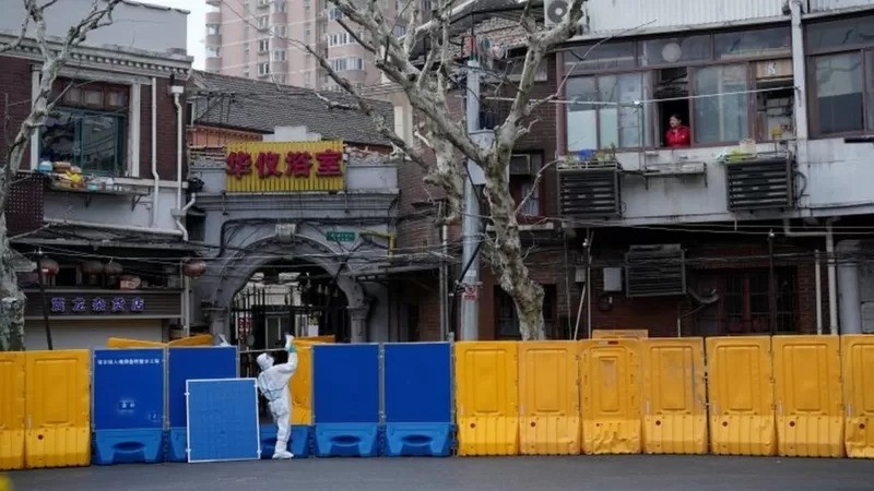 As autoridades de Xangai instalaram barreiras divisórias na cidade para controlar os bloqueios sanitários (Foto: Reuters via BBC News Brasil )