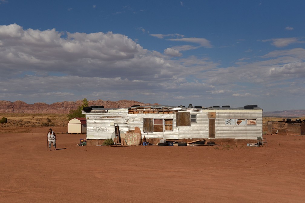 Sarah Begay, de 85 anos, caminha na propriedade de sua família em uma área remota do Bodaway Chapter — Foto: Stephanie Keith/Reuters