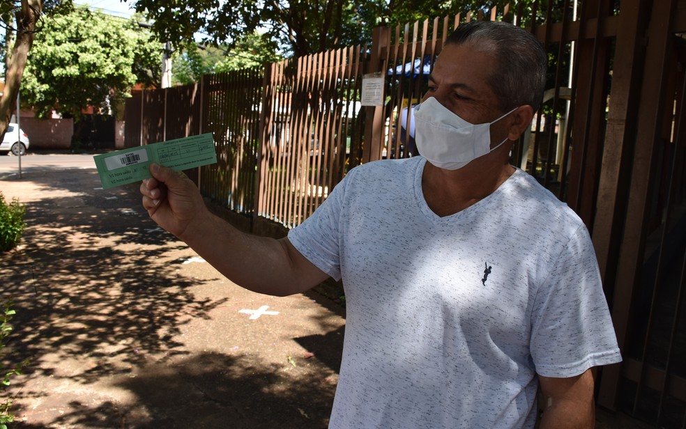 Janilson Correia de Aguiar mostra o cartão de vacinação em Serrana SP — Foto: Vinícius Alves/G1