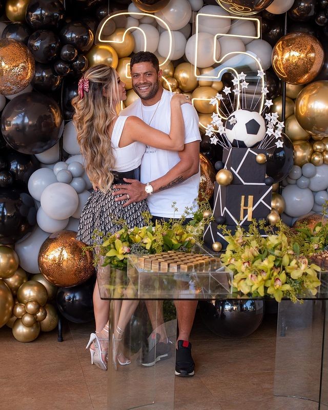 Hulk celebra aniversário com a noiva, Camila (Foto: Reprodução/Instagram)