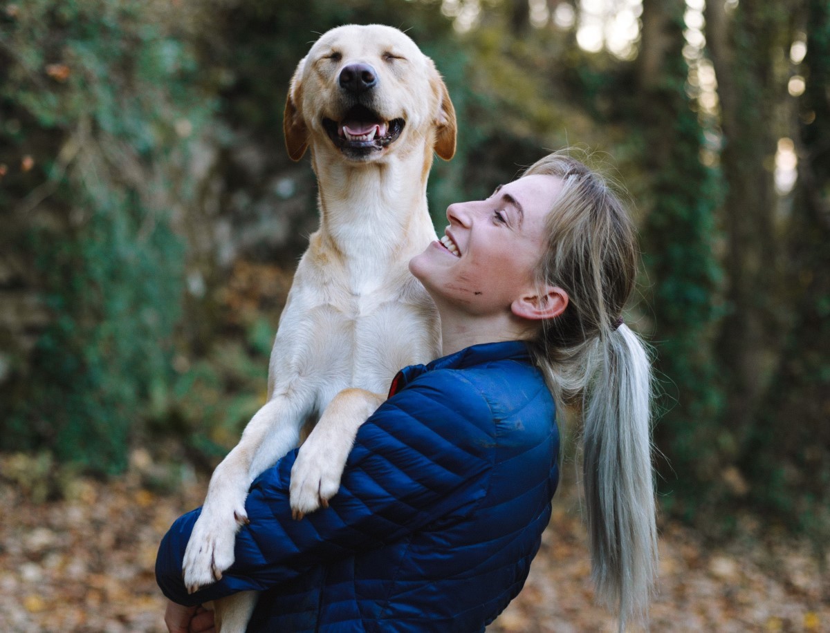 Além dos cães trazem felicidade para o dia a dia dos seus tutores, eles proporcionam interações sociais mais profundas (Foto: Pexels/ Humphrey Muleba/ CreativeCommons)