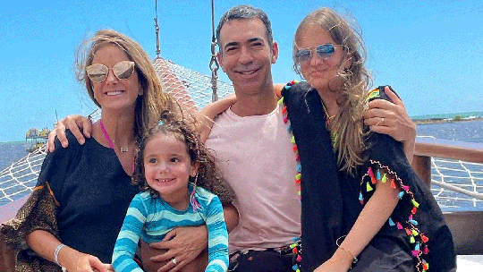 Cesar Tralli compartilha foto com Ticiane Pinheiro, a filha e a enteada
