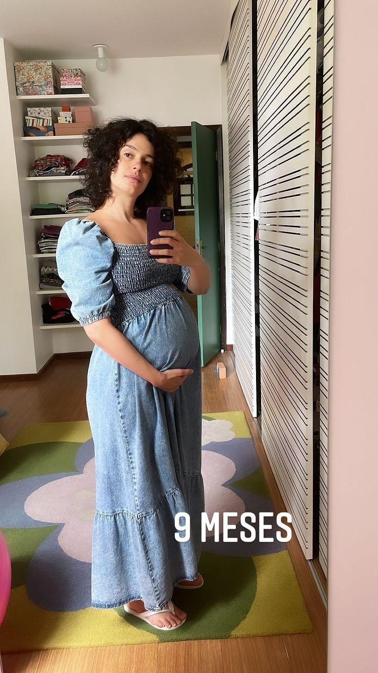 Maria Flor exibe barrigão de 9 meses de gravidez ao posar em frente ao espelho (Foto: Reprodução/ Instagram)