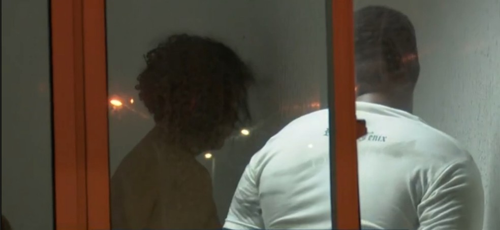 Jonathan e Marcos, na Central de Pol&iacute;cia, em Jo&atilde;o Pessoa &mdash; Foto: Reprodu&ccedil;&atilde;o/TV Cabo Branco