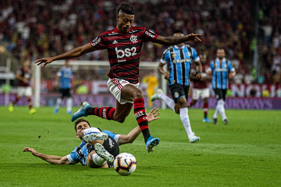 Bruno Henrique deixa Kanneman para trás no 5 a 0 do Flamengo sobre o Grêmio em 2019 — Foto: Alexandre Vidal/Flamengo