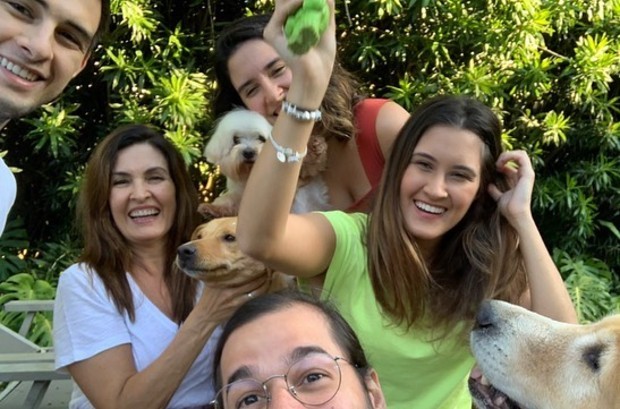 Túlio Gadêlha com Fátima Bernardes, Bia, Laura e Vinicius (Foto: Reprodução/Instagram)