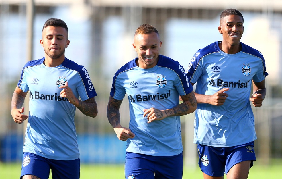 Matheus Henrique, Everton e Jean Pyerre são crias da base do Grêmio — Foto: Lucas Uebel/Grêmio/Divulgação