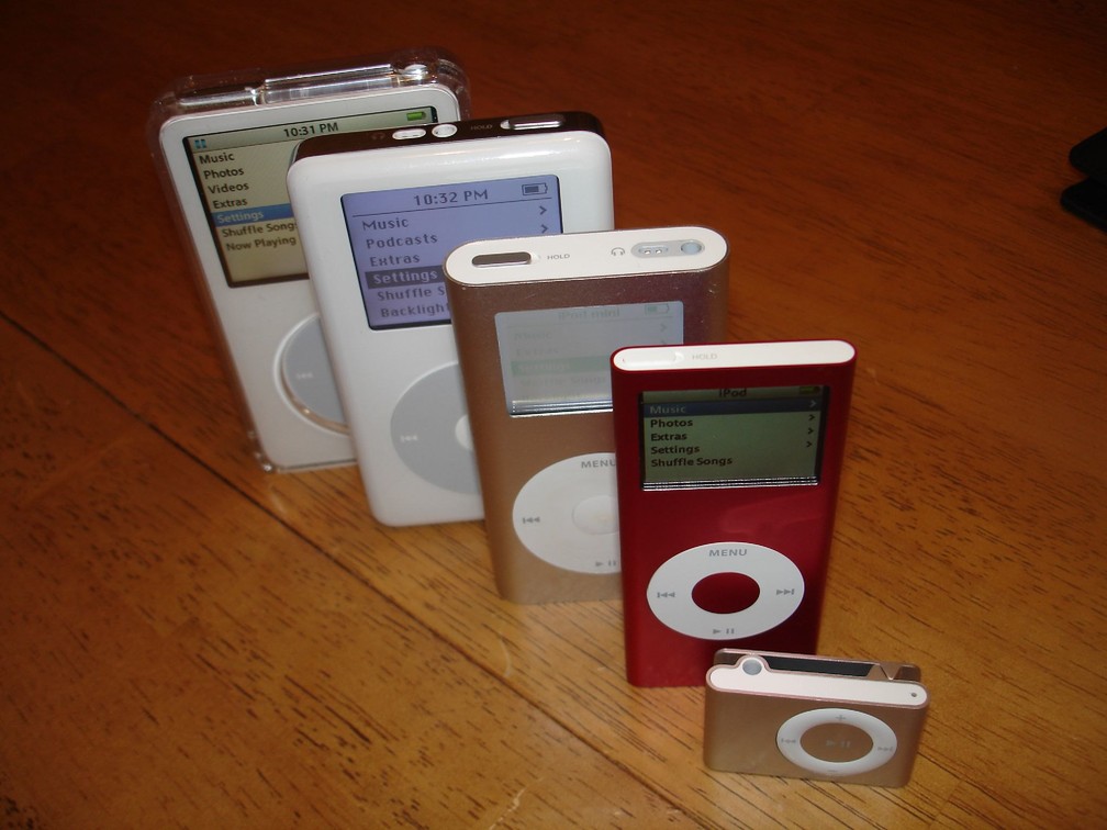 iPod shuffle à frente de um iPad nano (vermelho), iPod mini e dois iPod classic — Foto: Chris Harrison/Flickr