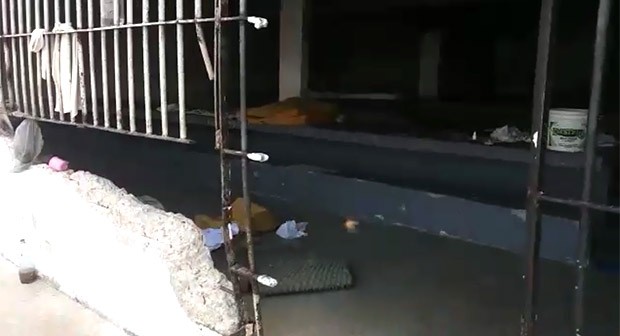 Celas estão com as grades arrancadas desde março do ano passado, quando presos depredaram a unidade durante uma rebelião (Foto: G1/RN)
