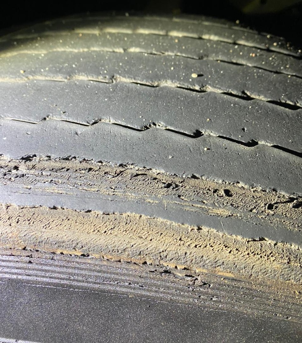 Fiscalização da ANTT na BR-101, em Campos, RJ, encontrou veículos de transporte clandestino com pneus carecas — Foto: Divulgação/ANTT