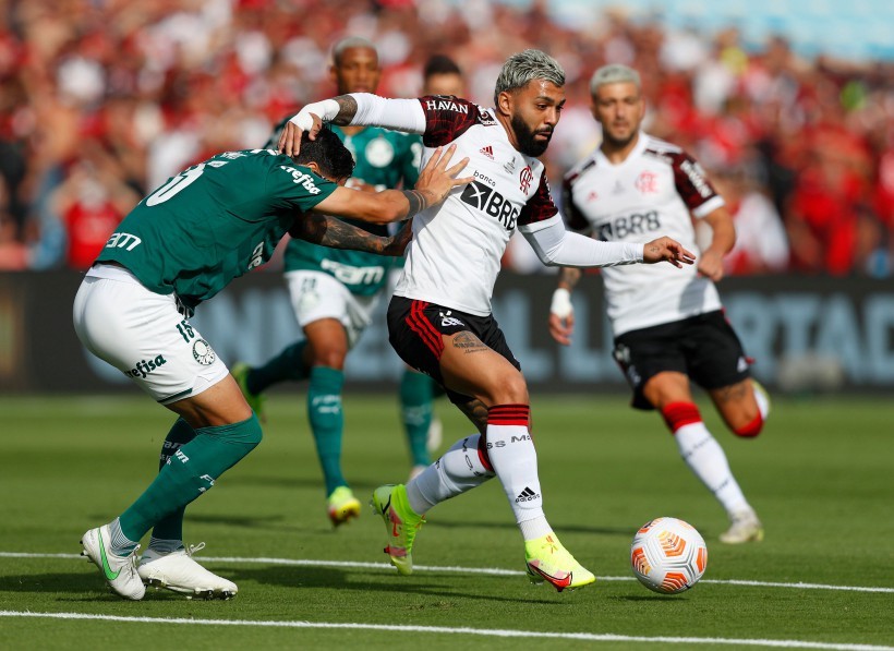 O atacante Gabigol, do Flamengo, tenta passagem por Gustavo Gomez, do PalmeirasREUTERS