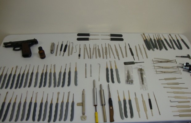 Com os suspeitos foram encontrados ferramentas para destrancar as fechaduras das residências em Itumbiara, Goiás (Foto: Divulgação/Polícia Civil)