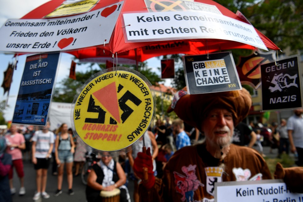 Manifestante antinazistas em Berlim neste sÃ¡bado (18) (Foto: John MACDOUGALL / AFP)