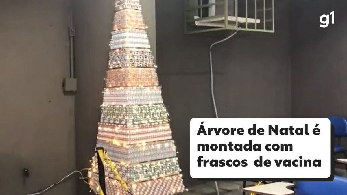 Funcionários de posto de saúde de Santa Teresa montam árvore de Natal com  frascos vazios de vacinas contra Covid e Influenza | Rio de Janeiro | G1